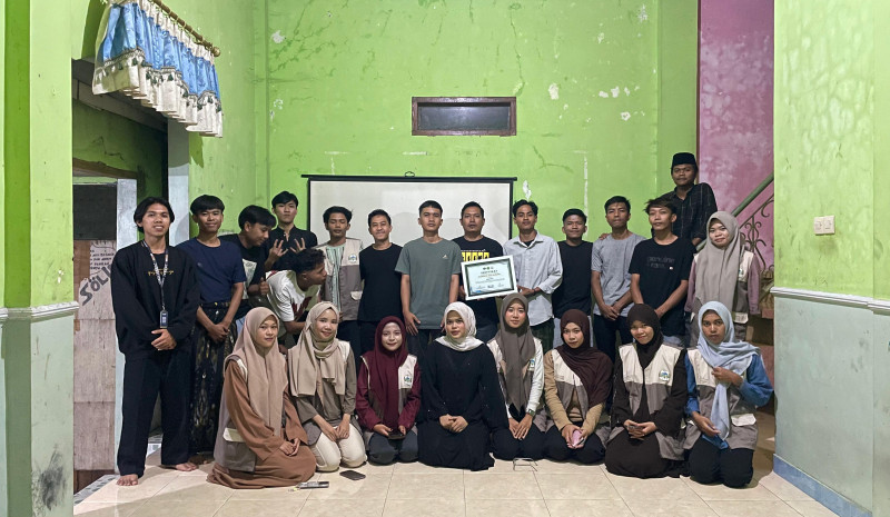 Mahasiswa KKN UNW Mataram melakukan Kegiatan Sosialisasi Penggunaan Web dan Aplikasi Tekadesa Dasan Tapen