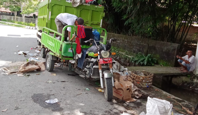 Sinergi Desa Dasan Tapen Upayakan Kebersihan Lingkungan, Sampah Diangkut Rutin ke TPA Kebon Kongok
