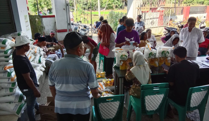 Pemdes Dasan Tapen Salurkan Bapang Dobel, 625 KPM Terima Beras dan Minyak Goreng
